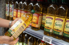 ep una persona sostiene una botella de aceite a 21 de junio de 2024