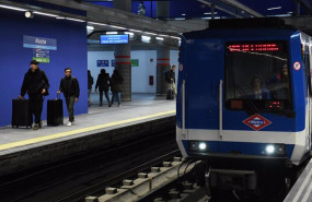 ep varias personas esperan a coger la linea 1 del metro en la estacion de atocha