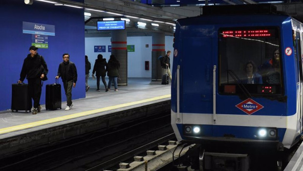 ep varias personas esperan a coger la linea 1 del metro en la estacion de atocha