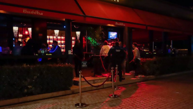 ep varias personas esperan a las puertas de un local de ocio nocturno en sanxenxo pontevedra galicia
