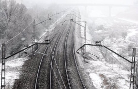 ep vias del tren con nieve tras el paso de la borrasca filomena en madrid espana a 7 de enero de