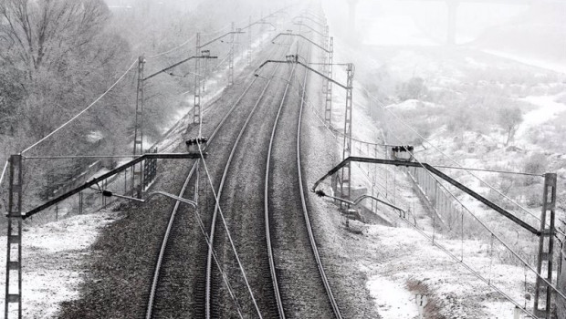 ep vias del tren con nieve tras el paso de la borrasca filomena en madrid espana a 7 de enero de