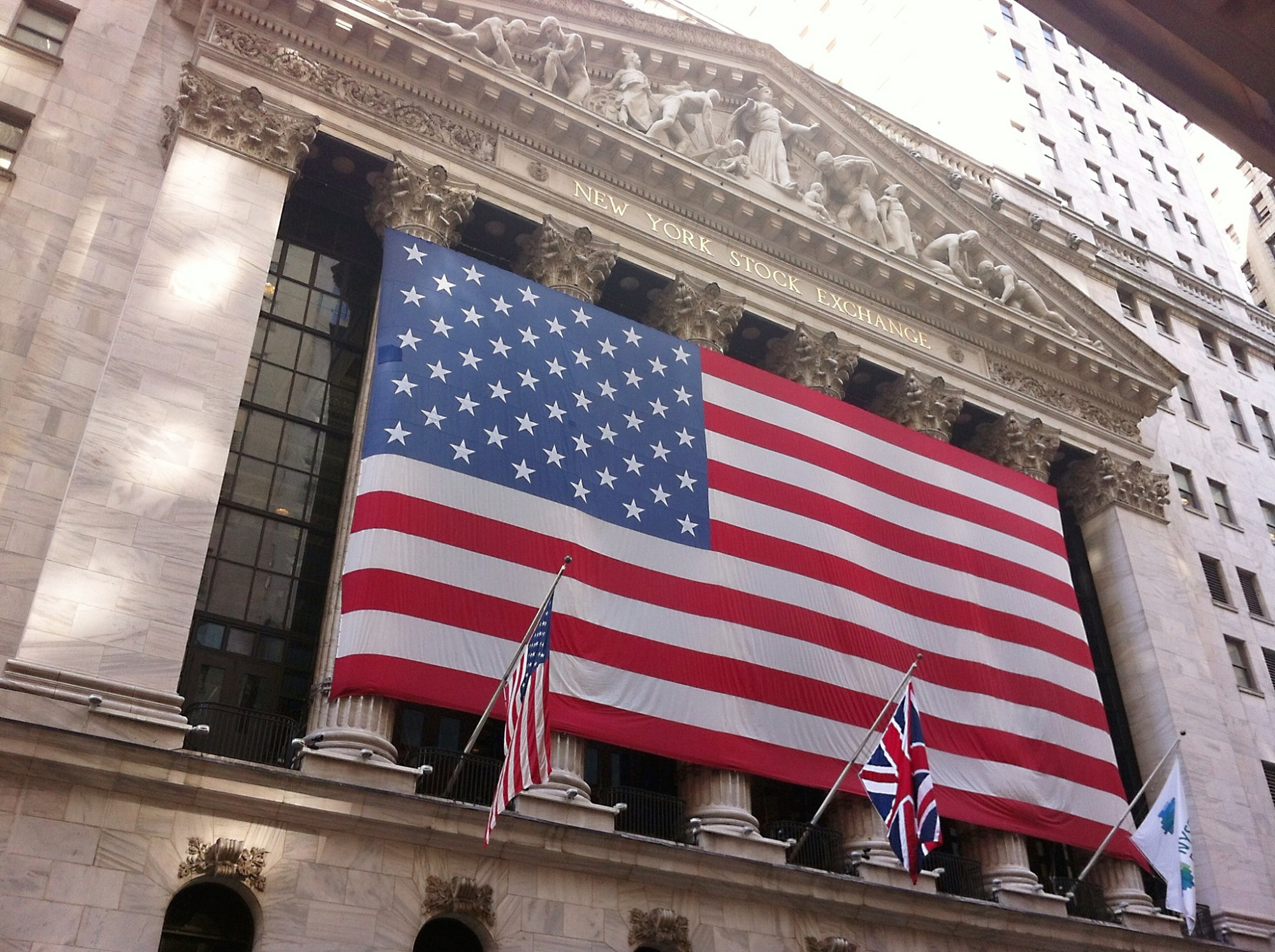 Wall Street cae mientras las miradas se dirigen a las fuertes ventas minoristas