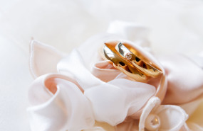 alianzas oro diamantes sobre tela seda detalles joyeria boda 2 1 20250204153517 