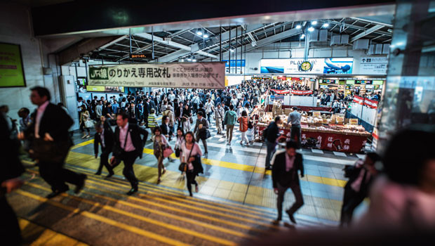 dl japón tokio sector de servicios trabajadores de servicios asalariados asalariados viajeros pasajeros viajeros ferrocarriles japoneses unsplash