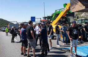 ep agricultores durante una protesta en la autopista ap7 a la altura de le perthus en la frontera