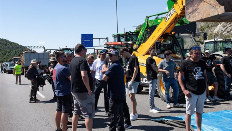 ep agricultores durante una protesta en la autopista ap7 a la altura de le perthus en la frontera ep agricultores durante una protesta en la autopista ap7 a la altura de le perthus en la frontera