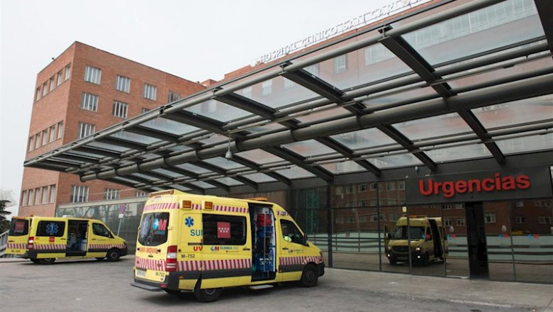 ep ambulancias aparcadas en el parking habilitado del hospital clinico san carlos