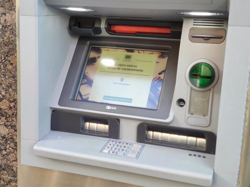 Los españoles retiran un 31% menos de efectivo en 2020 y desaparecen 1.000 cajeros