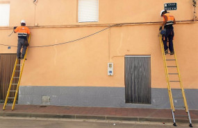 ep archivo   dos operarios instalan fibra optica
