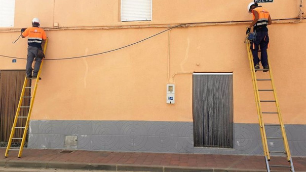 ep archivo   dos operarios instalan fibra optica