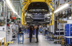 ep archivo   dos trabajadores con un vehiculo de la fabrica de ford en almussafes