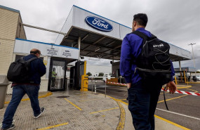 ep archivo   dos trabajadores en la fabrica de ford