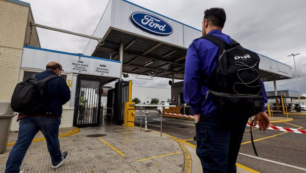 ep archivo   dos trabajadores en la fabrica de ford