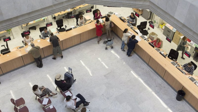 ep archivo   funcionarios atendiendo al publico en una sede de la administracion de la junta de