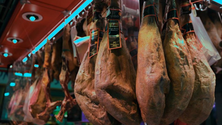 Archivo - Jamones en un puesto en el Mercado de San Isidro en Madrid | Isabel Infantes - Europa Press - Archivo ep archivo jamones en un puesto en el mercado de san isidro en madrid