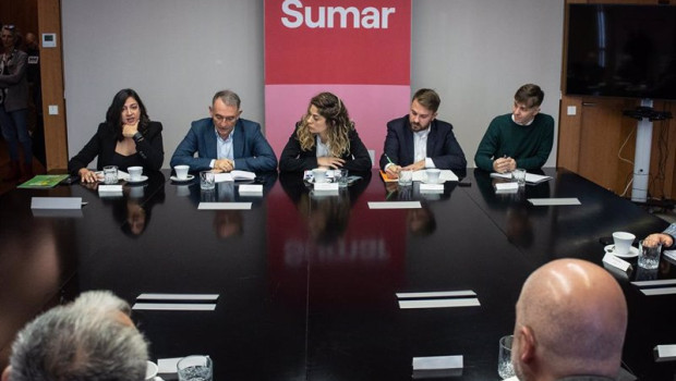 ep archivo   la coportavoz de sumar lara hernandez flanqueda por el portavoz parlamentario de iu