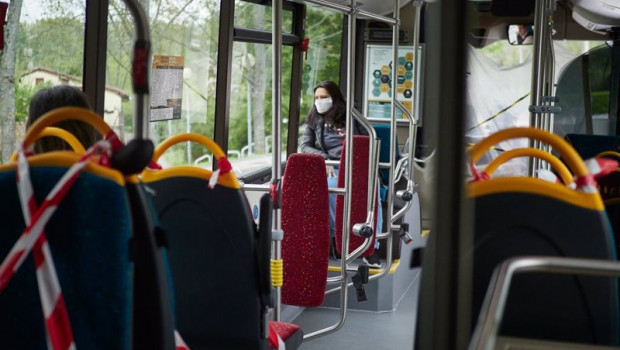 ep archivo - pasajeras en un autobus