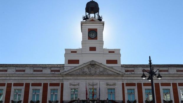 ep archivo   reloj de la puerta del sol en madrid espana