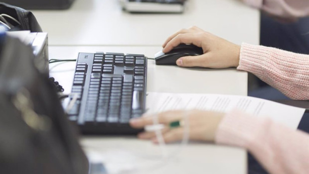 ep archivo   una empleada trabajando en una oficina