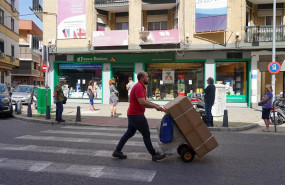 ep ciudadanos guardando cola en una tienda de pinturas durante el tercer dia de la desescalada del