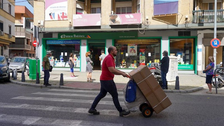 ep ciudadanos guardando cola en una tienda de pinturas durante el tercer dia de la desescalada del ep ciudadanos guardando cola en una tienda de pinturas durante el tercer dia de la desescalada del
