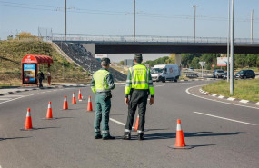 ep dos agentes de la guardia civil de trafico durante una de las campanas especiales de la dgt