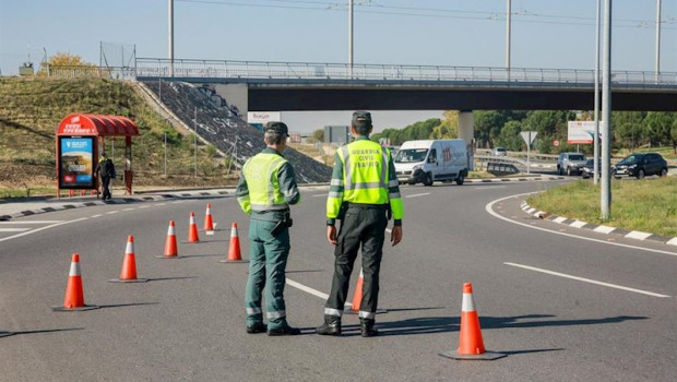 ep dos agentes de la guardia civil de trafico durante una de las campanas especiales de la dgt