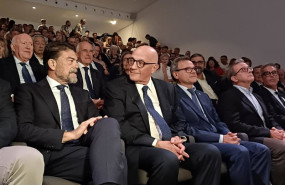 ep el presidente de banco sabadell josep oliu c junto al alcalde de alicante luis barcala i en el