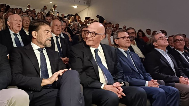 ep el presidente de banco sabadell josep oliu c junto al alcalde de alicante luis barcala i en el