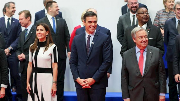 ep el presidente del gobierno en funciones pedro sanchez 2d junto a la ministra de medioambiente de