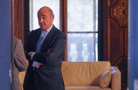 ep el vicepresidente del banco central europeo bce luis de guindos esperando la llegada del
