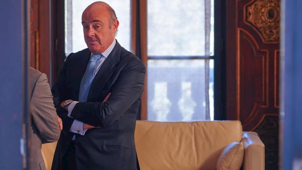ep el vicepresidente del banco central europeo bce luis de guindos esperando la llegada del