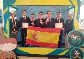 Estudiante sgalardonados durante las Olimpiadas de Matemáticas y Física | MINISTERIO DE EDUCACIÓN, CULTURA Y DEPORTE ep estudiante sgalardonados duranteolimpiadasmatematicasfisica