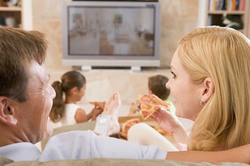 ep familia viendo la television comer comiendo