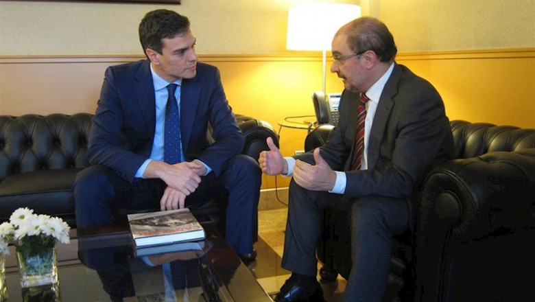 Javier Lambán, secretario general de PSOE-Aragón, y Pedro Sánchez, secretario generial del PSOE, en el edificio Pignatelli en Zaragoza (foto de archivo). | EUROPA PRESS - Archivo ep javier lamban secretario general de psoe-aragon y pedro sanchez secretario generial del psoe en