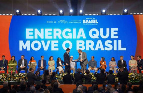 ep joao brito martins de pie a la izquierda durante la firma de la nueva concesion
