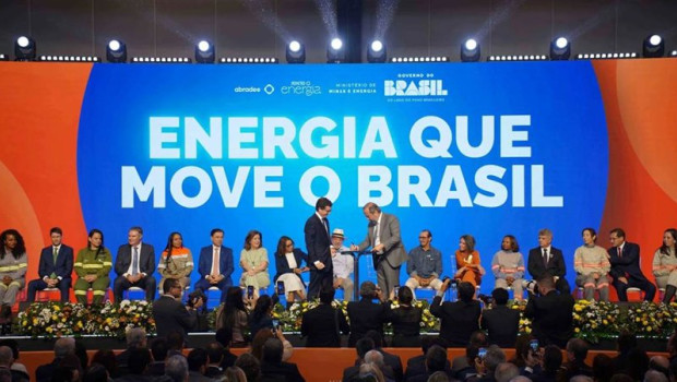 ep joao brito martins de pie a la izquierda durante la firma de la nueva concesion