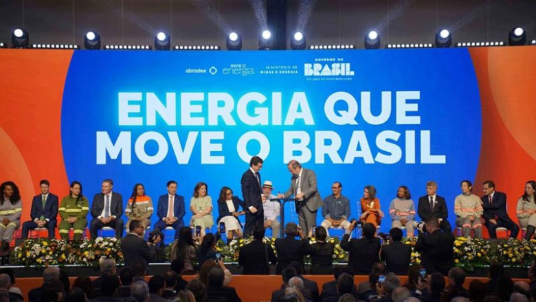 ep joao brito martins de pie a la izquierda durante la firma de la nueva concesion