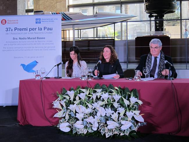 La activista Nadia Murad con Mercè Conesa (Diputación) y Eduard Segarra (Anue) | EUROPA PRESS ep la activista nadia muradmerc conesa diputacion y eduard segarra anue
