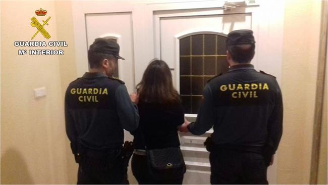 La detenida vendía droga en su propia casa | GUARDIA CIVIL ep la detenida vendia drogasu propia casa