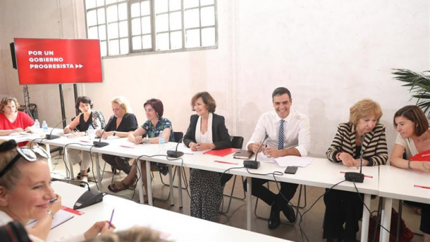 ep la vicepresidentagobiernofunciones carmen calvo 5i ypresidentegobiernofunciones pedro sanchez 6i durantereunionasociacionesigualdadmadrid