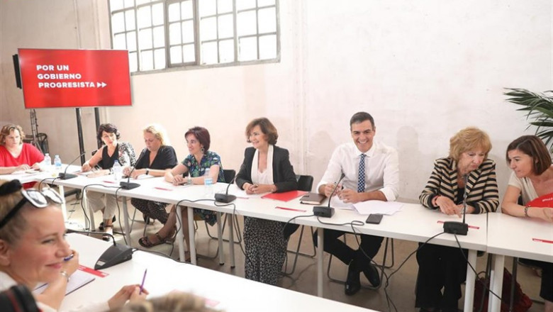 La vicepresidenta del Gobierno en funciones, Carmen Calvo (5i) y el presidente del Gobierno en funciones, Pedro Sánchez (6i), durante la reunión con asociaciones de Igualdad en Madrid. | Marta Fernández - Europa Press ep la vicepresidentagobiernofunciones carmen calvo 5i ypresidentegobiernofunciones pedro sanchez 6i durantereunionasociacionesigualdadmadrid