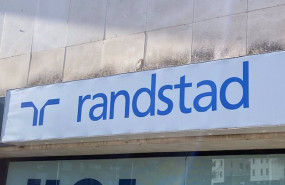 ep logo de randstad en una de sus oficinas