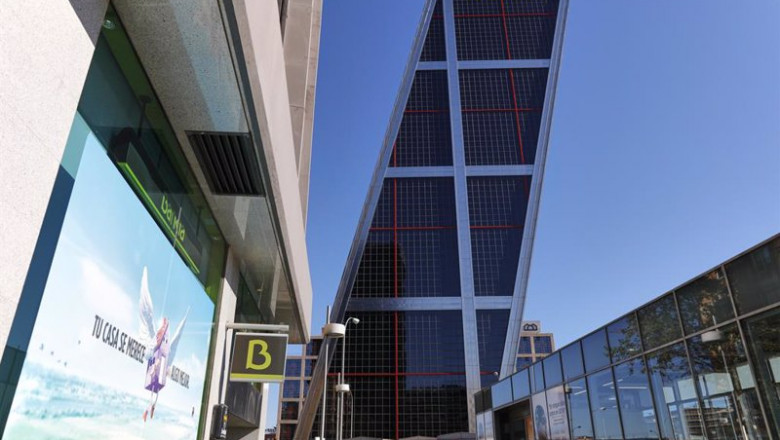 ep logo y distintivo de bankia en la torre kio en la que se ubica la sede del banco