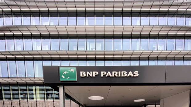ep logo y letras de bnp paribas en la entrada a la sede en madrid del banco bnp paribas en la calle
