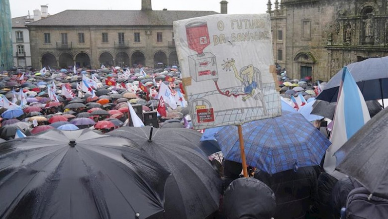 Manifestación en defensa de la sanidad pública gallega convocada por SOS Sanidade Pública, en Santiago de Compostela (Galicia) a 9 de febrero de 2020. | Álvaro Ballesteros - Europa Press ep manifestacion en defensa de la sanidad publica gallega convocada por sos sanidade publica en