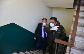 ep marcelo navajas acompanado por un policia