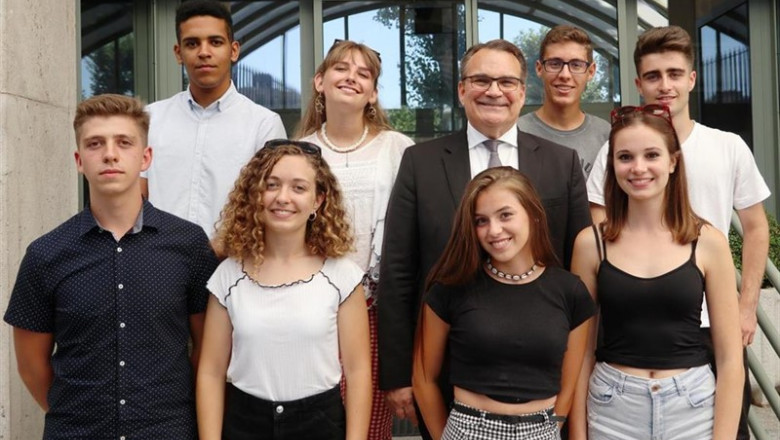El ministro consejero de la Embajada de Estados Unidos, Benjamin Ziff, con los estudiantes españoles que viajarán al Space Camp de Alabama (EEUU). | EMBAJADA DE ESTADOS UNIDOS ep ministro consejerola embajadaestados unidos benjamin ziff conestudiantes espanolesviajaranspace campalabama eeuu