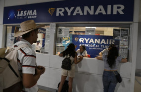 ep pasajeros en el mostrador de ryanair en el aeropuerto de madrid-barajas adolfo suarez durante la